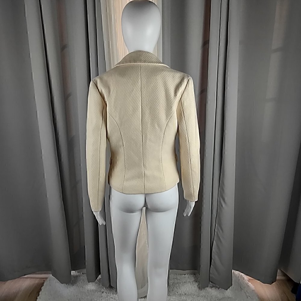 BCBGMaxAzria 100% Wool Cream One Button Blazer With Faux Pockets. Size 2 - Picture 3 of 12